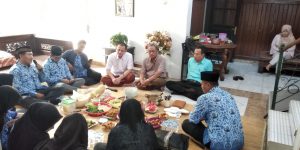 Civitas akademika Jurusan Pendidikan Islam Anak Usia Dini Fakultas Ilmu Tarbiyah dan Keguruan IAIN Syekh Nurjati Cirebon Saat Bersilaturahmi Ke Rumah Drs. Abu Khaer, M. Ag Tahun 2019.