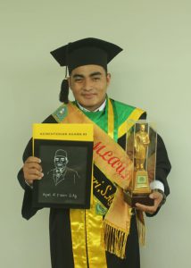 Ikfal AlFazri Raih Predikat Cum Laude