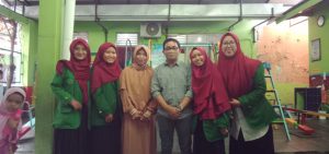 Penyerahan Mahasiswa Jurusan Pendidikan Islam Anak Usia Dini Fakultas Ilmu Tarbiyah dan Keguruan Didampingi Oleh Dosen Pembimbing Aip Saripudin, M. Pd. Dalam Kegiatan Pengenalan Lapangan Prasekolah RA Baiturrahim Kota Cirebon.