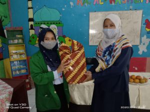 Penyerahan Cinderata Mahasiswa Peserta Praktek Lapangan Prasekolah IAIN Stekh Nurjati Cirebon ke Guru Pamong RA Al Wasliyah