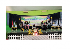 Penampilan Mahasiswa Dalam Lomba Tari Modern