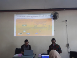 Ketua Pusat Teknologi dan Pangkalan Data IAIN Syekh Nurjati Cirebon Dr. Darwan, M. Kom. Memberikan Materi Dalam Kegiatan Sosilalisasi Penggunaan Smartcampus dan Learning Management System Bagi Pengembangan Tenaga Kependidikan Untuk Mahasiswa Tahun 2020 