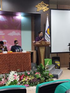Sekretaris Jurusan Pendidikan Islam Anak Usia Dini Durtam, S. Ag., M. Pd.I Memberikan Sambutan Kegiatan Pekan Seni Guru dan Anak Himpunan Mahasiswa Jurusan Pendidikan Islam Anak Usia Dini Fakultas Ilmu Tarbiyah dan Keguruan IAIN Syekh Nurjati Cirebon.