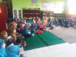 Guru-Guru RA, TK, PIAUD Sebagai Peserta Pada Kegiatan  Pengabdian Kepada Masyarakat Jurusan Pendidikan Islam Anak Usia Dini Dengan RA, TK dan PAUD Sekecamatan Plumbon.