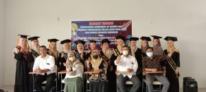 Foto Bersama Usai Acara Ramah Tamah Wisudawati Gelombang 23 Tahun 2021.