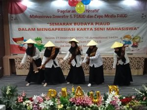 Kelompok 4 Mahasiswa Semester 5 Angkatan 2019 Dalam Kegiatan Pergelaran Tari Kreatif Anak Usia Dini Mahasiswa Semester 5 Angkatan 2019.