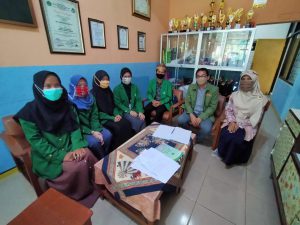 Penyerahan Mahasiswa Jurusan Pendidikan Islam Anak Usia Dini Fakultas Ilmu Tarbiyah dan Keguruan Didampingi Oleh Dosen Pembimbing Aip Saripudin, M. Pd. Dalam Kegiatan Pengenalan Lapangan Prasekolah RA Baiturrahman Kab. Cirebon.