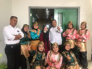 Ketua Jurusan Dr. Asep Mulyana, M. Si., Staf Jurusan Kusnadi, Dosen Jurusan Ayu Vinlandari Wahyudi, M. Pd., dan Mahasiswa Semester 7 Angkatan 2018.