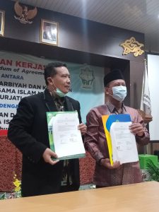 Dr. Asep Mulyana, M. Si. Ketua Jurusan PIAUD IAIN Syekh Nurjati Cirebon dan Dr. Ahmad fatah, M. Pd. Ketua Jurusan PIAUD IAIN Kudus Memperlihatkan Dokumen MoU Intitut Agama Islam Negeri (IAIN) Kudus Fakultas Ilmu Tarbiyah dan Keguruan Jurusan Pendidikan Islam Anak Usia Dini Dengan Intitut Agama Islam Negeri (IAIN) Syekh Nurjati Cirebon Fakultas Ilmu Tarbiyah dan Keguruan Jurusan Pendidikan Islam Anak Usia Dini.