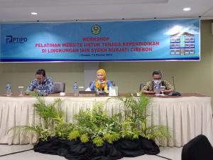 Dr. Darwan, M. Kom – Ketua PTIPD IAIN Syekh Nurjati Cirebon, Dr. Kartimi, M. Pd. – Wakil Rektor II IAIN Syekh Nurjati Cirebon dan Narasumber Nurdin Syaiful Baladi, S. Kom Developer Website Jogjakarta. Kegiatan Worshop Pelatihan Website Untuk Tenaga Kependidikan di Lingkungan IAIN Syekh Nurjati Cirebon.