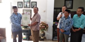 Dr Asep Mulyana, M. Si. Ketua Jurusan Pendidikan Islam Anak Usia Dini Fakultas Ilmu Tarbiyah dan Keguruan IAIN Syekh Nurjati Cirebon Memberikan Kenang-Kenangan Purna Bakti Drs. Abu Khaer, M. Ag.