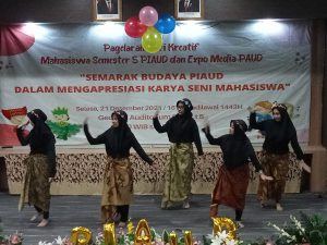 Kelompok 1 Mahasiswa Semester 5 Angkatan 2019 Dalam Kegiatan Pergelaran Tari Kreatif Anak Usia Dini Mahasiswa Semester 5 Angkatan 2019.