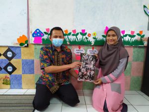 Penyerahan Cinderamata Peserta Praktek Lapangan Prasekolah di TKIT Sabilul Huda ke Dosen Pembimbing IAIN Syekh Nurjati Cirebon