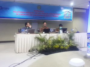 Hari ke 3 Rianto, ST., Dr. H. Darwan, M. Kom dan TIM Pengenalan Aplikasi SiAmi Pengenalan Aplikasi SiAmi Untuk Persiapan Audit Mutu Internal (AMI) Dalam Kegiatan Worshop Pelatihan Website Untuk Tenaga Kependidikan di Lingkungan IAIN Syekh Nurjati Cirebon.