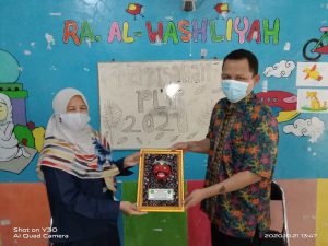 Penyerahan Cinderama RA Al Wasliyah ke Dosen Pembimbing Praktek Lapangan Prasekolah IAIN Syekh Nurjati Cirebon