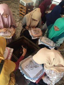 Kunjungan Mahasiswa Jurusan Pendikan Islam Anak Usia Dini Fakultas Ilmu Tarbiyah dan Keguruan IAIN Syekh Nurjati Cirebon ke Rumah Batik Trusmi Plered Kabupaten Cirebon.