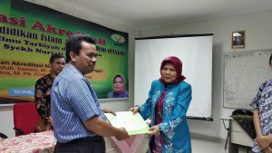 Dr. Taufina, M. Pd. Asesor Menyerahkan Berita Acara Visitasi Akreditasi Jurusan Pendidikan Islam Anak Usia Dini Fakultas Ilmu Tarbiyah dan Keguruan IAIN Syekh Nurjati Cirebon ke Dr. H. Ilman Nafia’a Dekan Fakultas Ilmu Tarbiyah dan Keguruan 