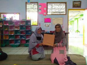 Penyerahan Cinderamata Peserta Praktek Lapangan Prasekolah ke Guru Pamong TKIT Sabilul Huda