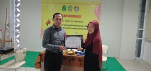Penyerahan cinderamata ke nara Rifka Ramdan, S. Pd. – Alumni Jurusan Pendidikan Islam Anak Usia Dini Fakultas Ilmu Tarbiyah dan keguruan Institut Agama Islam Negeri (IAIN) Syekh Nurjati Cirebon.