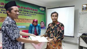 Dr. Muh. Soerizi, M. Ag Asesor Menyerahkan Berita Acara Visitasi Akreditasi Jurusan Pendidikan Islam Anak Usia Dini 