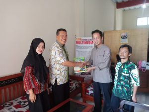Penyerahan Cinderamata SMK Terpadu Al Hasan Ciamis Kunjungan dan Sosilalisai Promosi Jurusan Pendidikan Islam Anak Usia Dini ke Pondok Pesantren dan Madrasah wilayah Kuningan, Ciamis, dan Tasikmalaya 