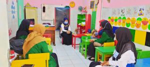 Penyerahan Mahasiswa Jurusan Pendidikan Islam Anak Usia Dini Fakultas Ilmu Tarbiyah dan Keguruan Didampingi Oleh Dosen Pembimbing Hj. Ery Khaeriyah, S. Ag., M.A. Dalam Kegiatan Pengenalan Lapangan Prasekolah Peserta PLP RA An-Nawaa 1 Kota. Cirebon. 