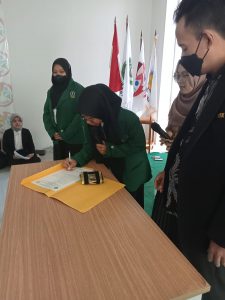 Penandatanganan Serah Terima Jabatan Nindi Oktapia Ketua Umum Himpunan Mahasiswa Jurusan Pendidikan Islam Anak Usia Dini Masa Bkati 2022 Pada Kegiatan Serah Terima Jabatan, Rapat Kerja dan Upgrading Himpunan Mahasiswa Jurusan Pendidikan Islam Anak Usia Dini.
