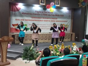 Kelompok 3 Mahasiswa Semester 5 Angkatan 2019 Dalam Kegiatan Pergelaran Tari Kreatif Anak Usia Dini Mahasiswa Semester 5 Angkatan 2019.