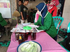 Hari ke 16 KKN-DR Kegiatan Melaksanakan Posyandu Untuk Anak Usia Dini di Flamboyan RT.3 RW.2 Kalijaga Harjamukti Cirebon Bersama Indah Amalia Mahasiswa Jurusan Pendidikan Islam Anak Usia Dini Fakultas Ilmu Tarbiyah dan Keguruan IAIN Syekh Nurjati Cirebon
