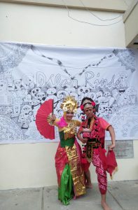 Utari Anggastini Mahasiswa Semester IV dan Rifka Ramdan Mahasiswa Semester VI Usai Pentas dalam Lomba