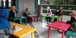 Penyerahan Mahasiswa Jurusan Pendidikan Islam Anak Usia Dini Fakultas Ilmu Tarbiyah dan Keguruan Didampingi Oleh Dosen Pembimbing Jazariyah, M. Pd. Dalam Kegiatan Pengenalan Lapangan Prasekolah ke RA Terpadu Aisyiyah.