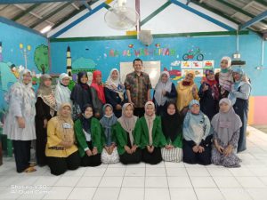 Foto Bersama Mahasiswa Praktek Lapangan Prasekolah, Guru Pamong di RA Al Wasliyah dan Dosen Pembimbing Praktek Lapangan Prasekolah IAIN Stekh Nurjati Cirebon