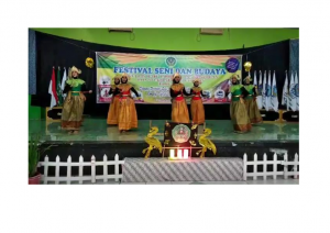 Penampilan Mahasiswa Dalam Lomba Tari Daerah