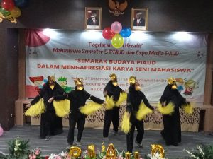 Kelompok 3 Mahasiswa Semester 5 Angkatan 2019 Dalam Kegiatan Pergelaran Tari Kreatif Anak Usia Dini Mahasiswa Semester 5 Angkatan 2019.