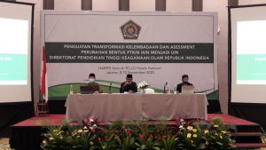 Dr. H. Sumanta, M. Ag. Rektor IAIN Syekh Nurjati Cirebon Memberikan Prentasi Pengutan Tranformasi IAIN Syekh Nurjati Cirebon Menjadi UIN Syekh Nurjati Cirebon di Jakarta.