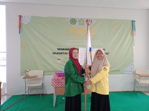 Farras Taqiyah selaku ketua HMJ yang menjabat sebelumnya menyerahkan Jabatan ke pada Nindi Oktapia Calon yang terpilih Himpunan Mahasiswa Jurusan Pendidikan Islam Anak Usia Dini.
