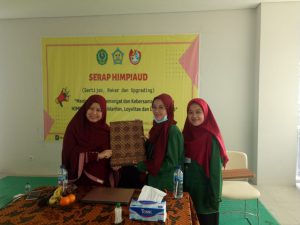 Penyerahan cinderamata ke nara sumber Syifauzakia, M. Pd. – Dosen Jurusan Pendidikan Islam Anak Usia Dini Fakultas Ilmu Tarbiyah dan keguruan Institut Agama Islam Negeri (IAIN) Syekh Nurjati Cirebon.