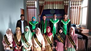 Foto Bersama Kajur, Sekjur, Staf, Dosen dengan Mahasiswa Usai Sidang Munaqosah Gelombang 23 Jurusan Pendidikan Islam Anak Usia Dini 