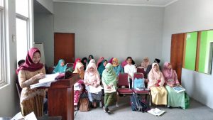 Yuniar Widiastuti Salah Satu Peserta Sidang Munaqosah Sedang Memberikan Perentasinya
