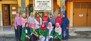 Penyerahan Mahasiswa Jurusan Pendidikan Islam Anak Usia Dini Fakultas Ilmu Tarbiyah dan Keguruan Didampingi Oleh Dosen Pembimbing Hj. Ery Khaeriyah, S. Ag., M.A. Dalam Kegiatan Pengenalan Lapangan Prasekolah Peserta PLP RA At-Taqwa Kota. Cirebon. 