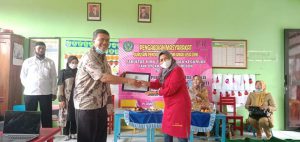 Dr. Asep Mulyana, M. Si. Ketua Jurusan Pendidikan Islam Anak Usia Dini Menyerahkan Cinderamata ke          Perwakilan Guru-Guru RA, TK, PIAUD Kegiatan  Pengabdian Kepada Masyarakat Jurusan Pendidikan Islam Anak Usia Dini Dengan RA, TK dan PAUD Sekecamatan Plumbon.