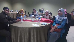 Kusnadi Staf Jurusan PIAUD, Masamah, S. Pd. Staf Jurusan Metamatika, Khalimatus Sa’diyah, S. Pd.I. Staf Jurusan Tadris Bahasa Indonesia, Ettyka Suprianingrum, S. Ag. Staf AAS, Lulu Atulmaula Tadris Kimia Dalam Kegiatan Worshop Pelatihan Website Untuk Tenaga Kependidikan di Lingkungan IAIN Syekh Nurjati Cirebon.