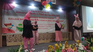 Kelompok 2 Mahasiswa Semester 5 Angkatan 2019 Dalam Kegiatan Pergelaran Tari Kreatif Anak Usia Dini Mahasiswa Semester 5 Angkatan 2019.