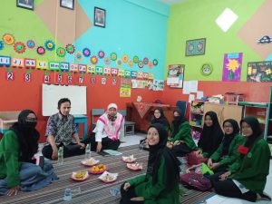 Penyerahan Mahasiswa Jurusan Pendidikan Islam Anak Usia Dini Fakultas Ilmu Tarbiyah dan Keguruan Didampingi Oleh Dosen Pembimbing Durtam, S. Ag., M. Pd.I Dalam Kegiatan Pengenalan Lapangan Prasekolah RA Salafiyat Kota Cirebon. 