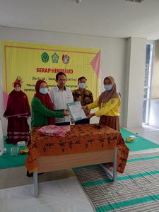 serah terima berkas dari saudari Hamidah selaku ketua umum Himpunan Mahasiswa Jurusan Pendidikan Islam Anak Usia Dini (HIMPIAUD) periode 2020-2021 kepada saudari Farras Taqiyah Selaku ketua umum terpilih Himpunan Mahasiswa Jurusan Pendidikan Islam Anak Usia Dini (HIMPIAUD) periode 2021-2022 disaksikan Durtam Sayyidi, S. Ag, M.Pd.I selaku Sekretaris Jurusan Pendidikan Islam Anak Usia Dini Fakultas Ilmu Tarbiyah dan keguruan Institut Agama Islam Negeri (IAIN) Syekh Nurjati Cirebon.