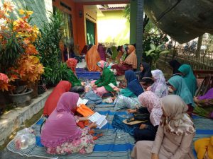 Hari ke 12 KKN-DR Kegiatan Pengajian Rutin Ibu-Ibu Desa Arjasari Patrol Indramayu Bersama Fanny Rahmawati Mahasiswa Jurusan Pendidikan Islam Anak Usia Dini Fakultas Ilmu Tarbiyah dan Keguruan IAIN Syekh Nurjati Cirebon