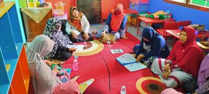 Penyerahan Mahasiswa Jurusan Pendidikan Islam Anak Usia Dini Fakultas Ilmu Tarbiyah dan Keguruan Didampingi Oleh Dosen Pembimbing Hj. Ery Khaeriyah, S. Ag., M.A. Dalam Kegiatan Pengenalan Lapangan Prasekolah Peserta PLP RA At-Taqwa Kota. Cirebon. 