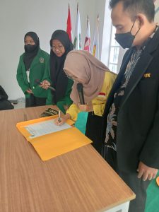 Penandatanganan Serah Terima Jabatan Faras Taqiyah Ketua Umum Himpunan Mahasiswa Jurusan Pendidikan Islam Anak Usia Dini Masa Bkati 2021 Pada Kegiatan Serah Terima Jabatan, Rapat Kerja dan Upgrading Himpunan Mahasiswa Jurusan Pendidikan Islam Anak Usia Dini.