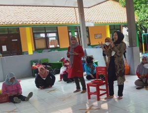 Lutfatullatifah, M. Pd. Narasumber memberikan Materi Kegiatan  Pengabdian Kepada Masyarakat Jurusan Pendidikan Islam Anak Usia Dini Dengan RA, TK dan PAUD Sekecamatan Plumbon.
