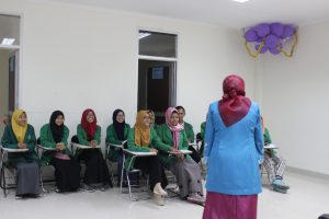 Dr. Taufina, M. Pd. Assesor dan Mahasiswa dalam acara Visitasi Akreditasi Jurusan Pendidikan Islam Anak Usia Dini